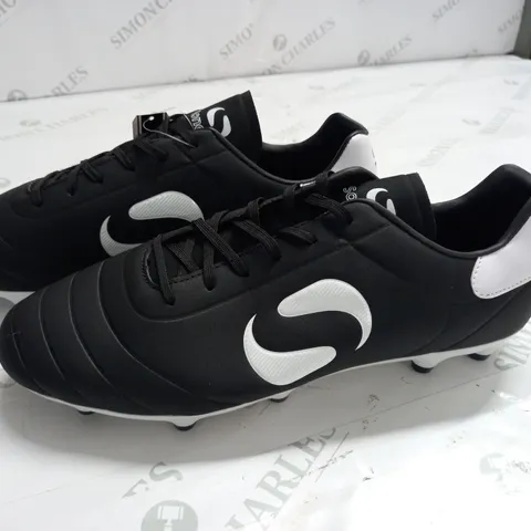 SONDICO BLACK FOOTBALL BOOTS - UK 11