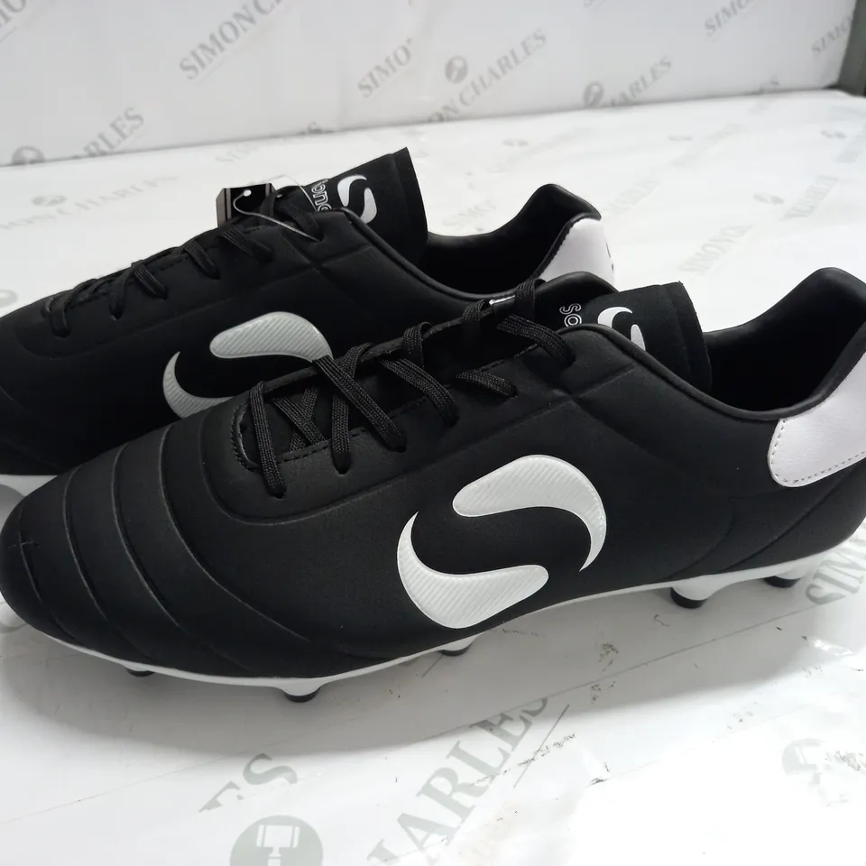 SONDICO BLACK FOOTBALL BOOTS - UK 11