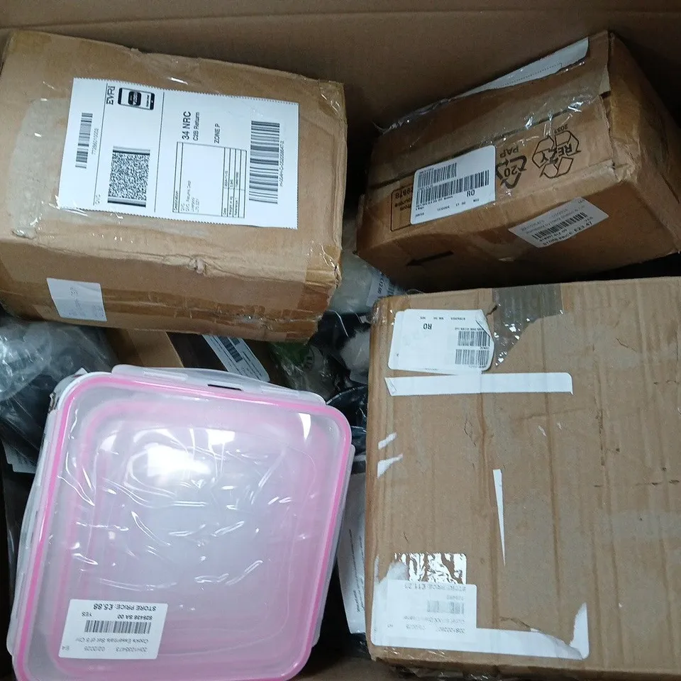 APPROXIMATELY 12 ASSORTED HOUSEHOLD GOODS TO INCLUDE COZEE HOME LOUNGE SET, OUTDOOR LIGHTS, AND BAGS ETC. 