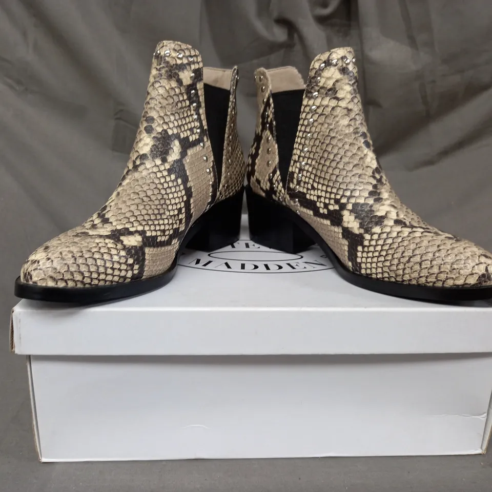 BOXED PAIR OF STEVE MADDEN CADE LEATHER ANKLE BOOTS IN BEIGE EU SIZE 36