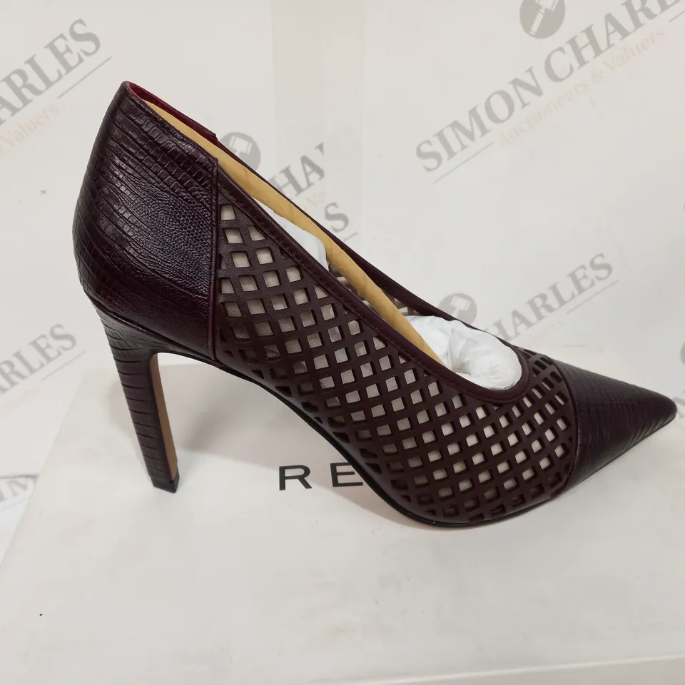 BOXED REISS CLOVER LIZARD STYLE POMEGRANATE COLOURED HEELS - SIZE 6