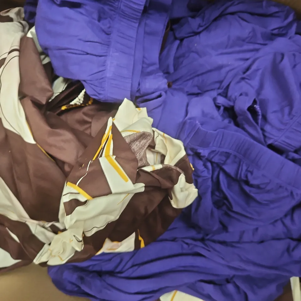 BOX OF APPROXIMATELY 20 ASSORTED CLOTHING ITEMS IN VARIOUS STYLE, SIZES, AND COLOURS - COLLECTION ONLY