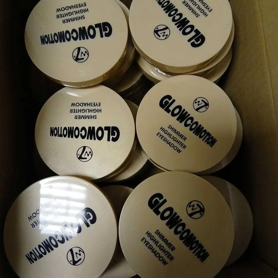 BOX OF APPROX 40 W7 GLOCOMOTION HIGHLIGHTING POWDER