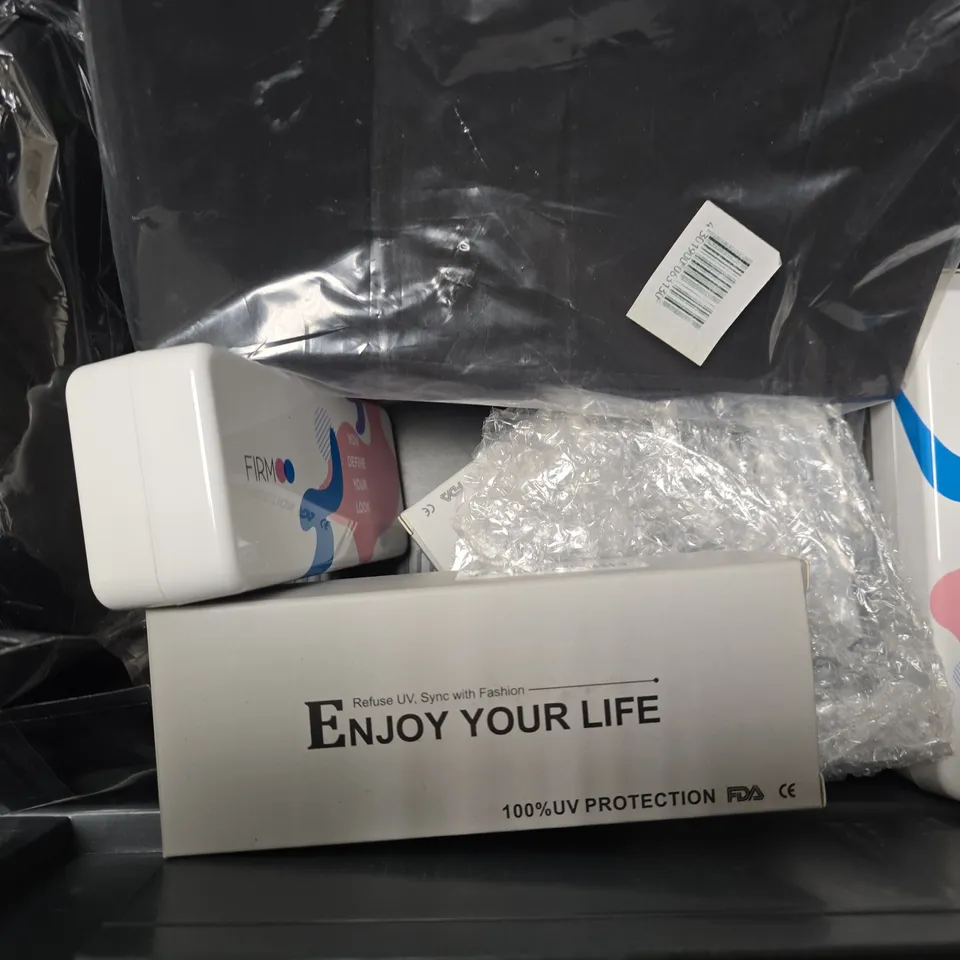 APPROXIMATELY 8 ASSORTED VISION CARE ITEMS TO INCLUDE - SUN GLASSES ,CARRY CASE  , EYEWEAR GLASSES