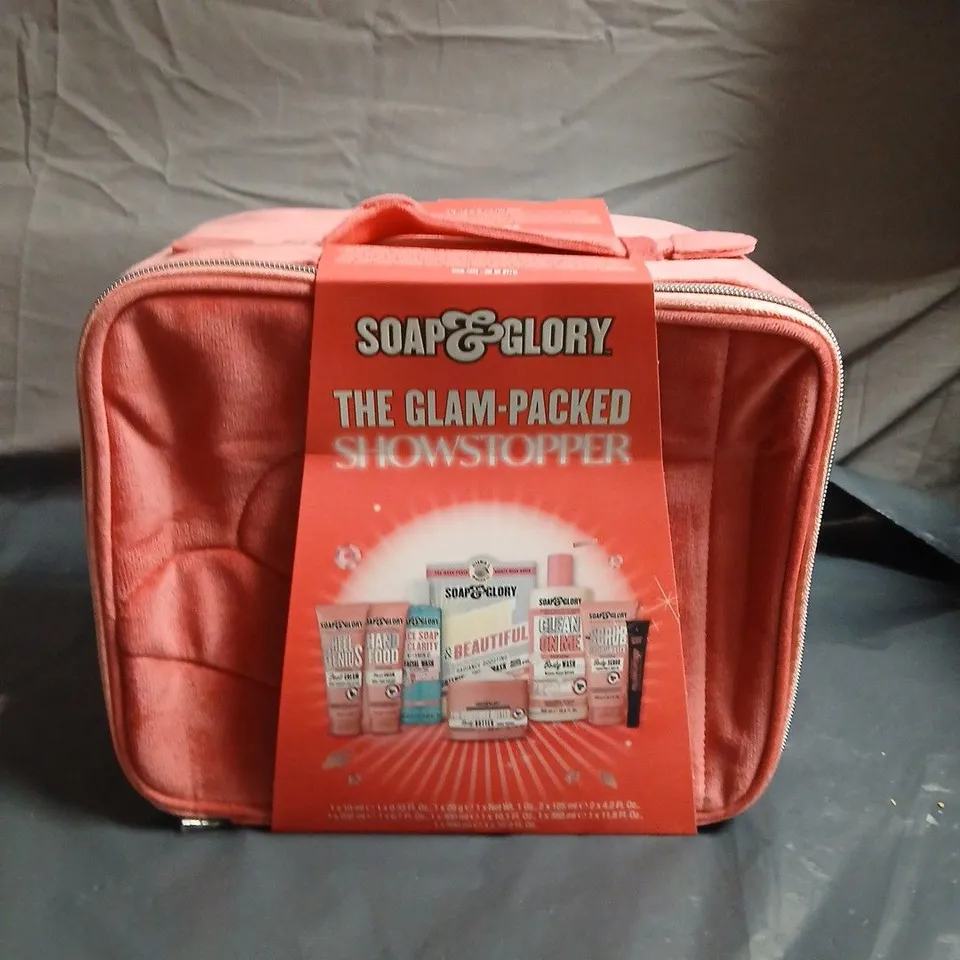 SOAP & GLORY THE GLAM-PACK SHOWSTOPPER GIFT SET IN PINK CASE