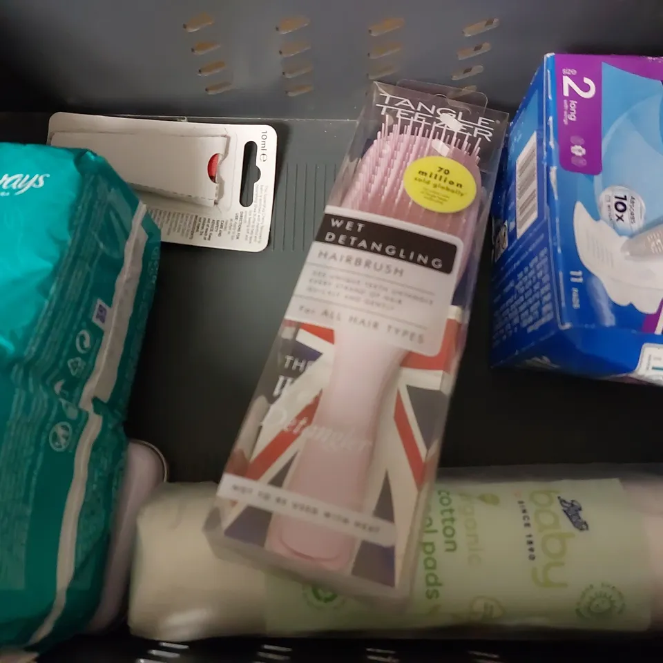 LOT OF APPROX 12 ASSORTED BEAUTY PRODUCTS TO INCLUDE FEMFRESH DAILY WASH, FRESH FACIAL TONER, DOCK & BAY HAIR WRAP, ETC 