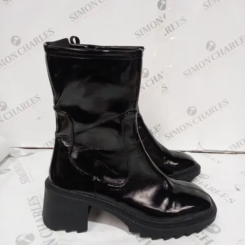 BOOHOO WIDE FIT ANKLE DETAIL TEXTURED PATENT CHELSEA BOOTS