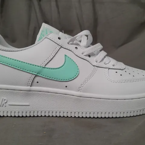 BOXED PAIR OF NIKE AIR FORCE 1 '07 SHOES IN WHITE/MINT GREEN UK SIZE 7