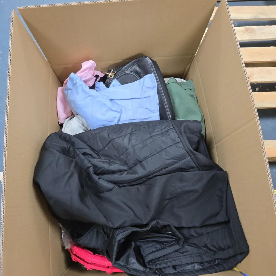 BOX OF APPROXIMATELY 15 ASSORTED ITEMS TO INCLUDE: FLORAL PRINT BAG AND DUNLOP DRIVING GLASSES