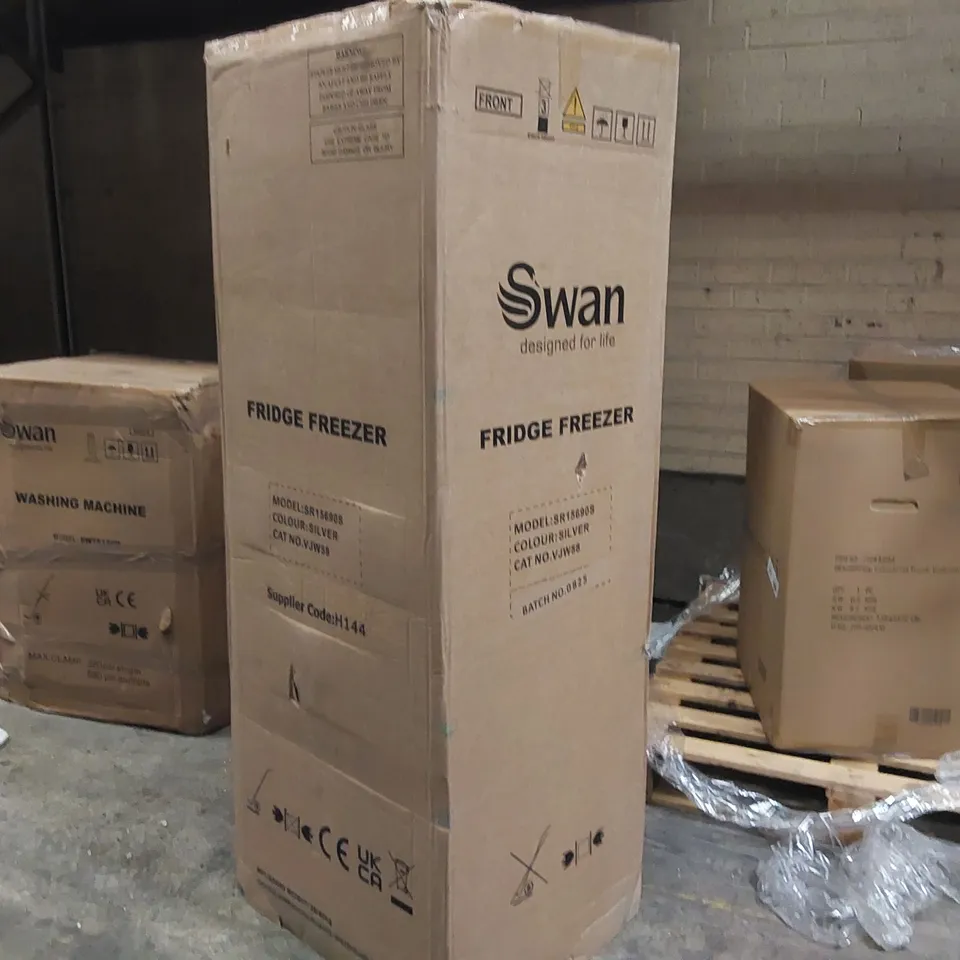 BOXED SWAN SR15690S 48CM WIDE, 50/50 SPLIT FRIDGE FREEZER - SILVER