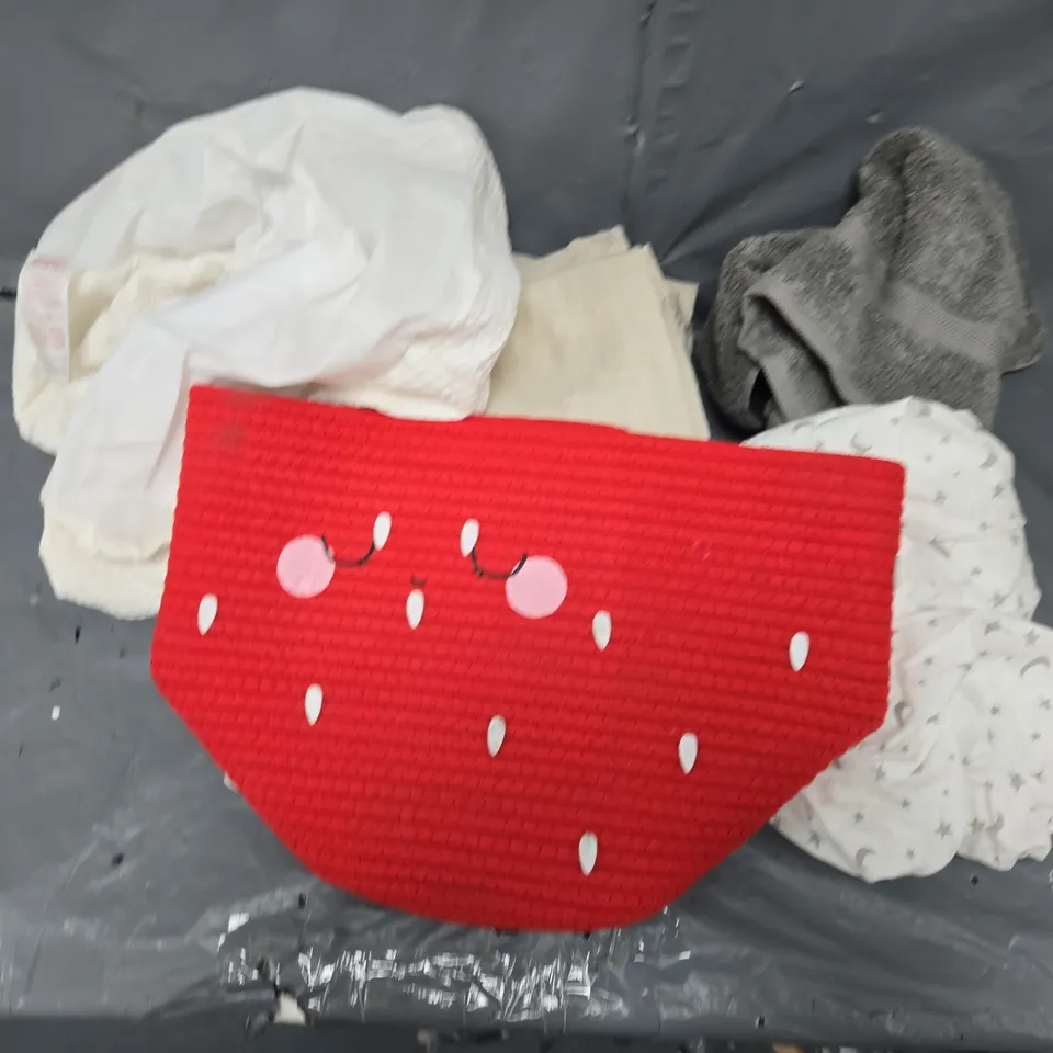 APPROXIMATELY 15 ASSORTED HOUSEHOLD ITEMS TO INCLUDE TOWELS, BEDDING, MOSES BASKET BODDY, ETC
