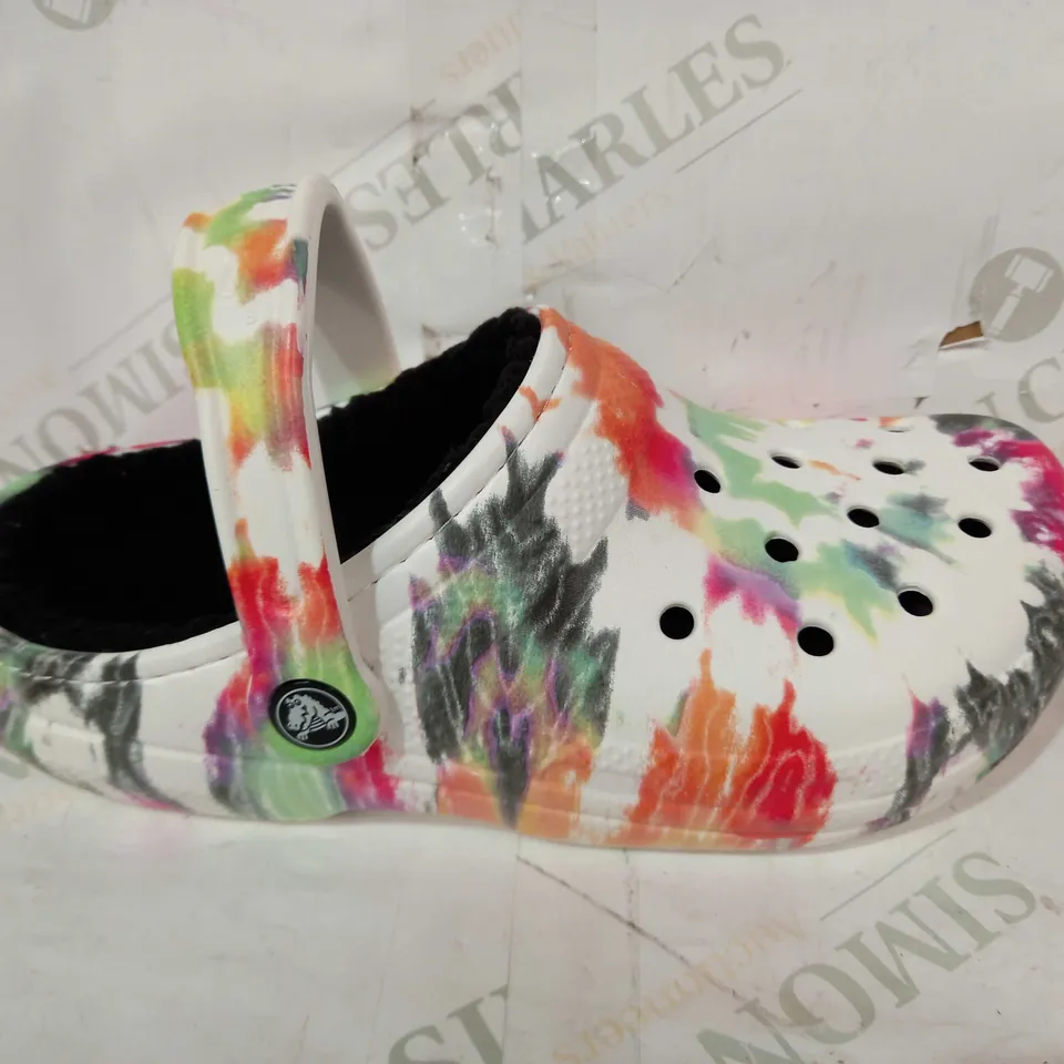 BOXED PAIR OF CROCS CLASSIC LINED TIE-DYE CLOG UK SIZE M3/W4