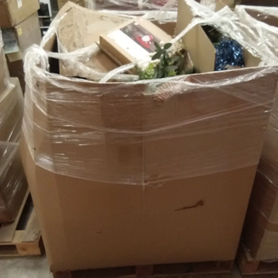 PALLET TO CONTAIN A LARGE ASSORTMENT OF CHRISTMAS DECORATIONS ITEMS TO INCLUDE; SIGNS, FAUX PLANTS, GARLAND, TINSEL ETC