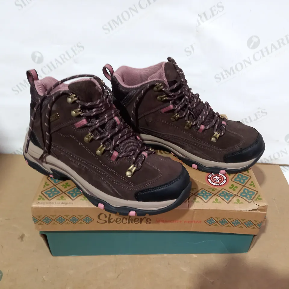 BOXED PAIR OF SKECHERS BROWN BOOTS- SIZE 6