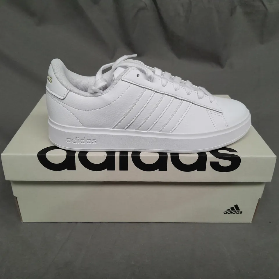 BOXED PAIR OF ADIDAS GRAND COURT 2.0 TRAINERS IN WHITE SIZE 4.5