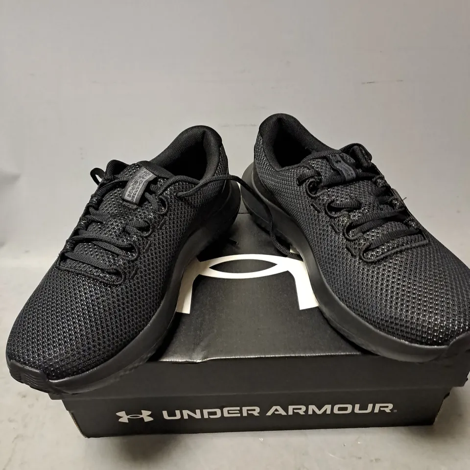 BOXED PAIR OF UNDER ARMOUR CHARGED SURGE TRAINERS IN BLACK SIZE 6