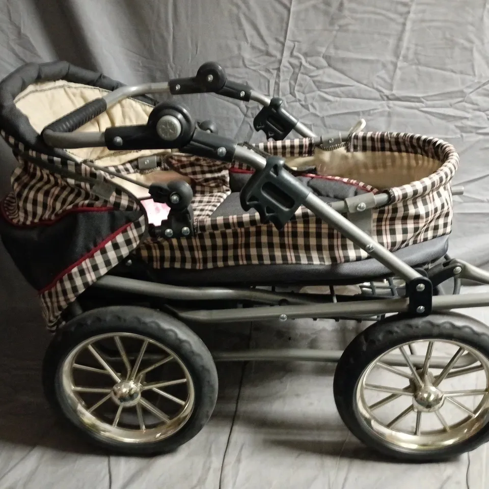 VINTAGE BABY PRAM WITH CHECKERED FABRIC AND METAL CHASSIS