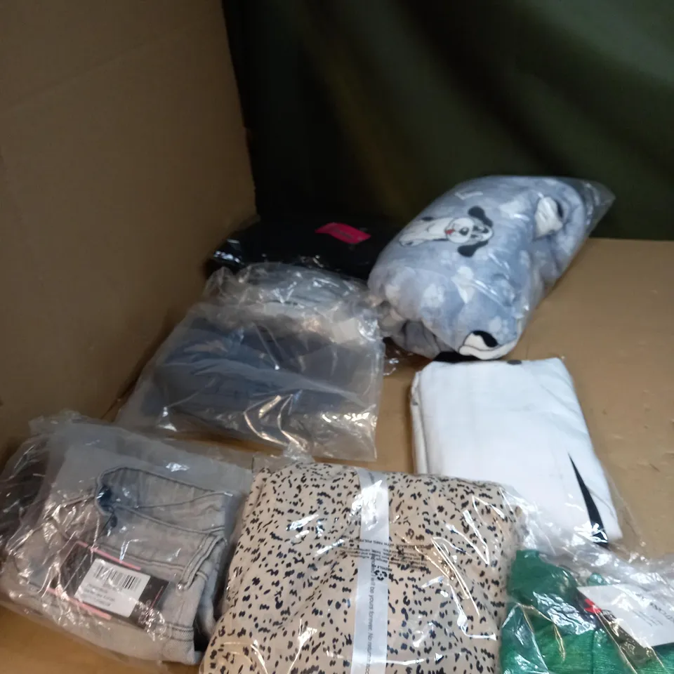 LOT OF APPROX. 50 ASSORTED CLOTHING ITEMS 
