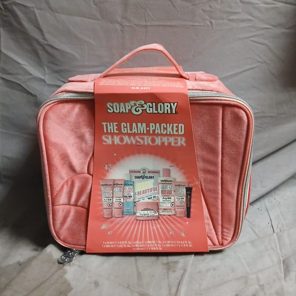 SOAP & GLORY THE GLAM-PACKED SHOWSTOPPER – PINK COSMETIC BAG GIFT SET (VERIFY MODEL)