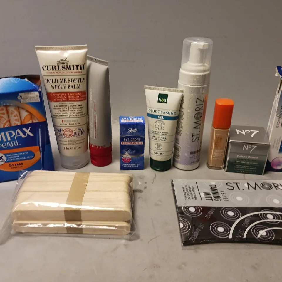 APPROXIMATELY 20 ASSORTED COSMETIC PRODUCTS TO INCLUDE ORAL B TOOTHPASTE, ST.MORIZ TANNING MOUSSE, AND TAMPAX PEARL ETC. 