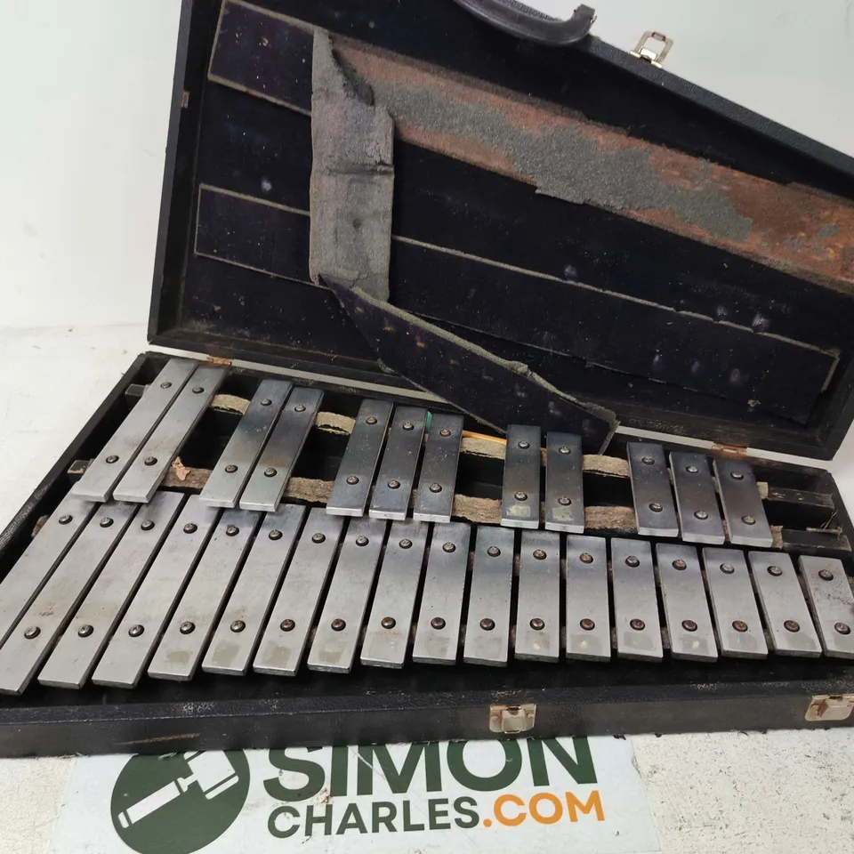 GLOCKENSPIEL IN HARD CASE – METAL XYLOPHONE