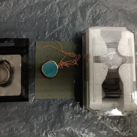 APPROXIMATELY 10 ASSORTED JEWELLERY ITEMS IN VARIOUS STYLES