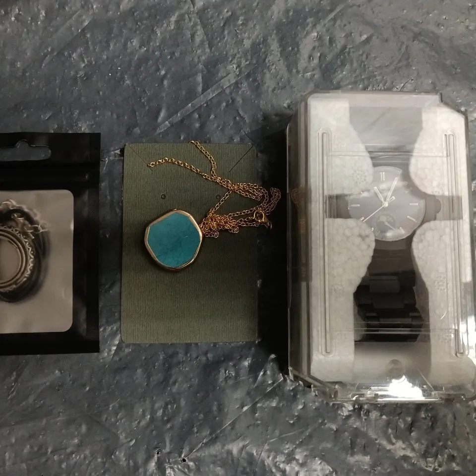 APPROXIMATELY 10 ASSORTED JEWELLERY ITEMS IN VARIOUS STYLES