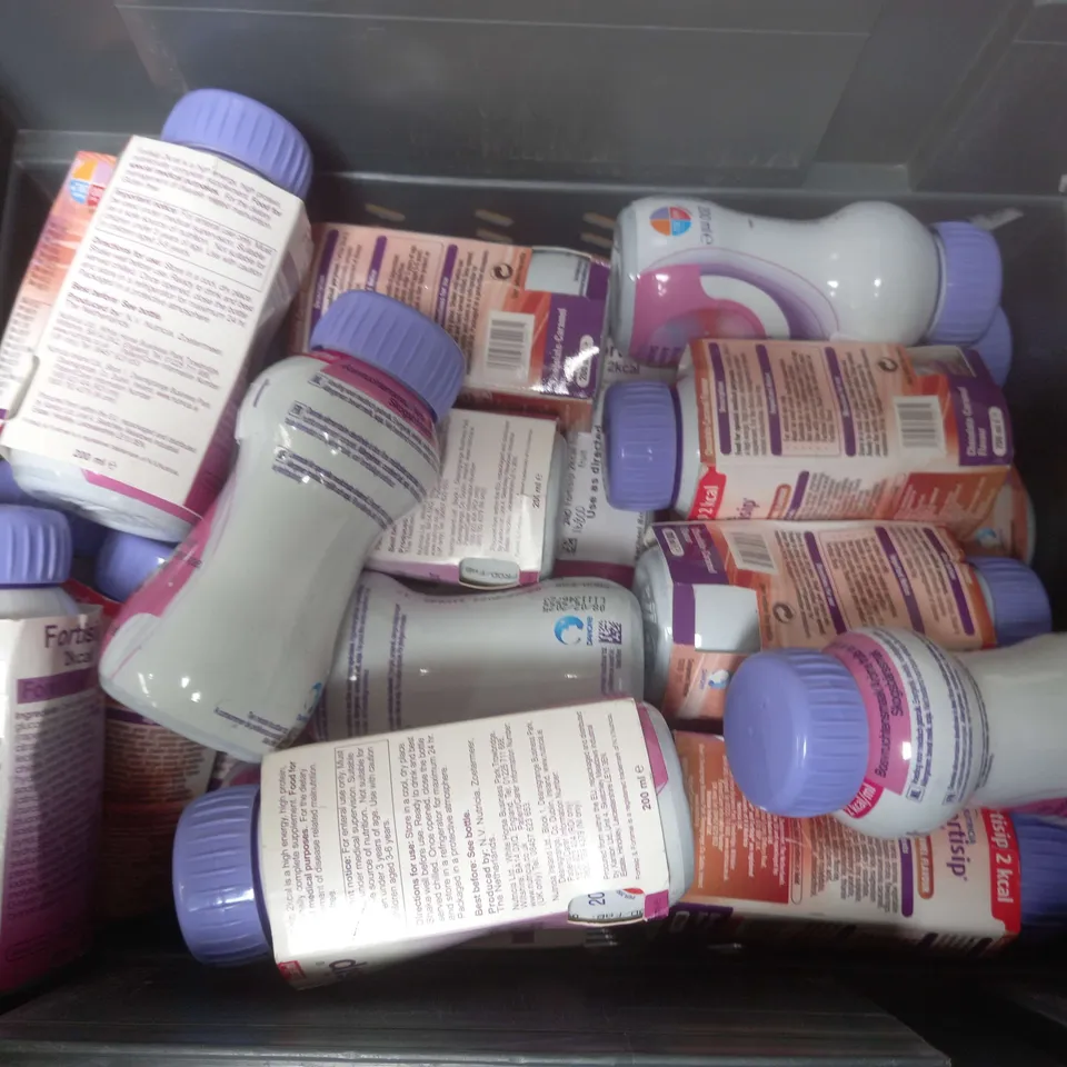 APPROXIMATELY 15 ASSORTED FOOD AND DRINK ITEMS TO INCLUDE NUTRICIA FORTISIP - CHOCOLATE CARAMEL AND FOREST FRUIT FLAVOUR - COLLECTION ONLY