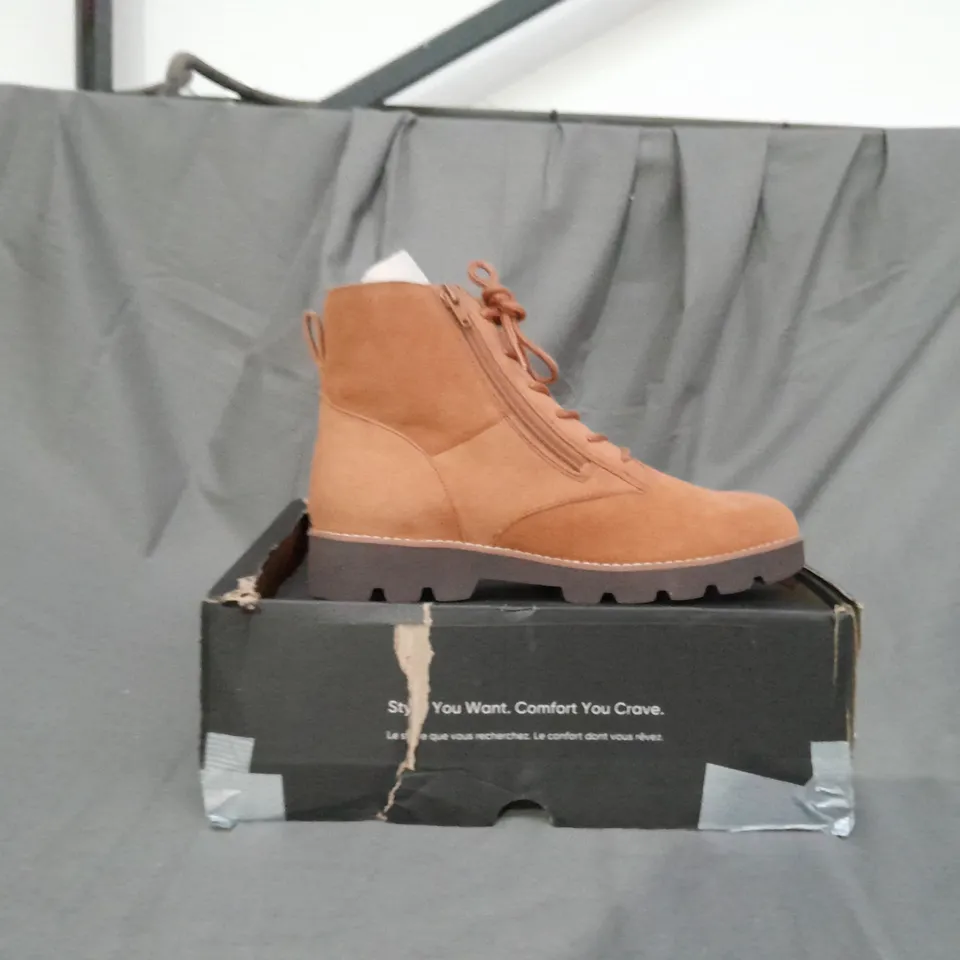 BOXED PAIR OF VIONIC LARSON LACE UP BOOTS IN TOFFEE SIZE 6 