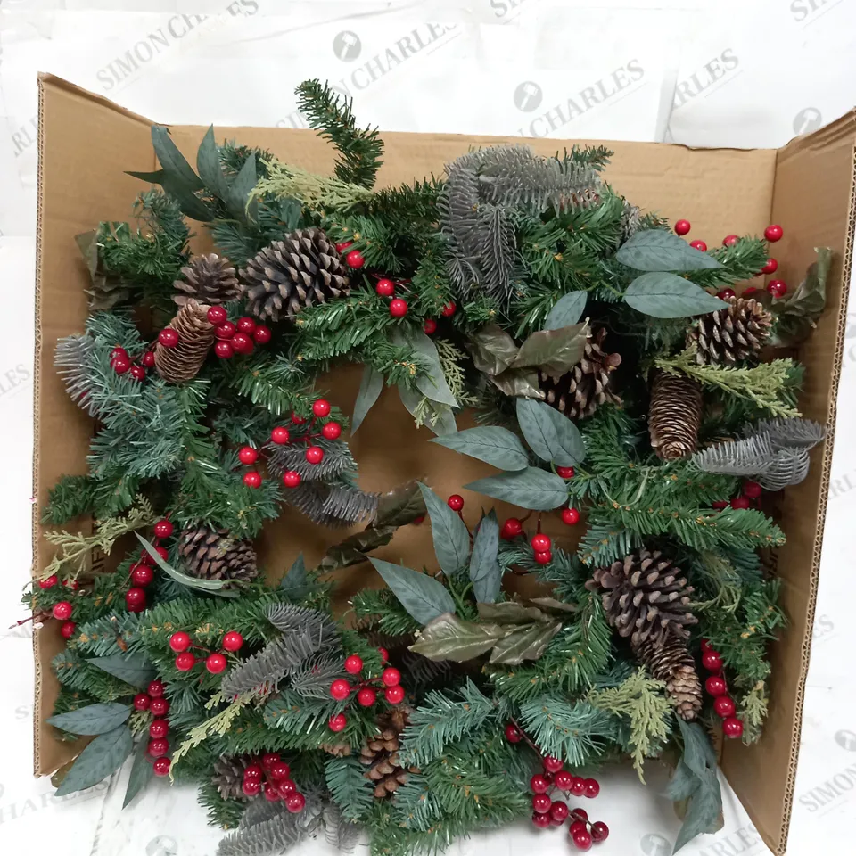 DESIGNER PRE-LIT RED BERRY CHRISTMAS WREATH - 80 CM RRP £44.99