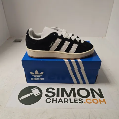 BOXED PAIR OF ADIDAS CAMPUS 00S TRAINERS IN BLACK - UK 7