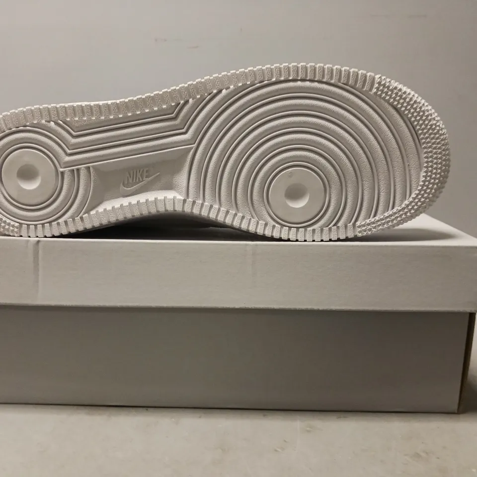 BOXED PAIR OF NIKE AIR FORCE 1 '07 SHOES IN WHITE UK SIZE 9.5