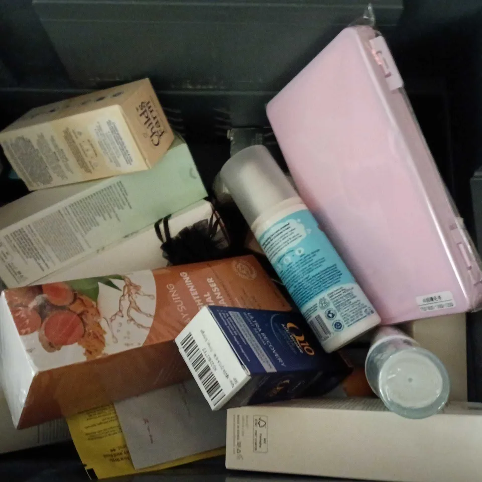 APPROXIMATEY 20 ASSORTED HEALTH AND BEAUTY PRODUCTS TO INCLUDE - ABSOLUTE BLISS SLEEP MASK - CHILD'S FARM BODY WASH AND BAYLIS & HARDING BATH AND BODY GIFT SET