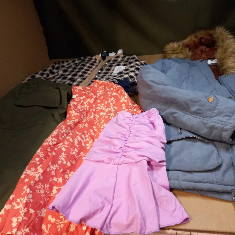 LOT OF APPROX 25 ASSORTED CLOTHING ITEMS VARYING IN SIZE/COLOUR/STYLE TO INCLUDE: TROUSERS, SKIRTS, TOPS