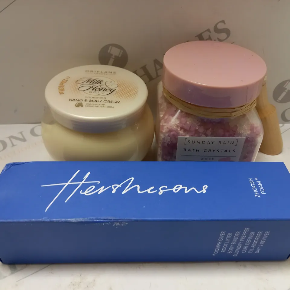 BOX OF APPROXIMATELY 20 ASSORTED COSMETIC PRODUCTS TO INCLUDE ORIFLAME, SUNDAY RAIN, HERSHESONS, ETC