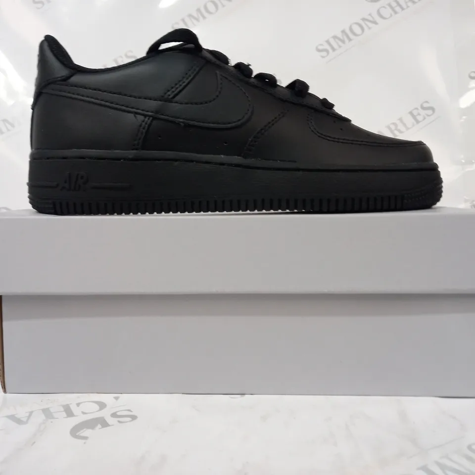 BOXED PAIR OF NIKE AIR FORCE 1 LE SHOES IN BLACK UK SIZE 4.5