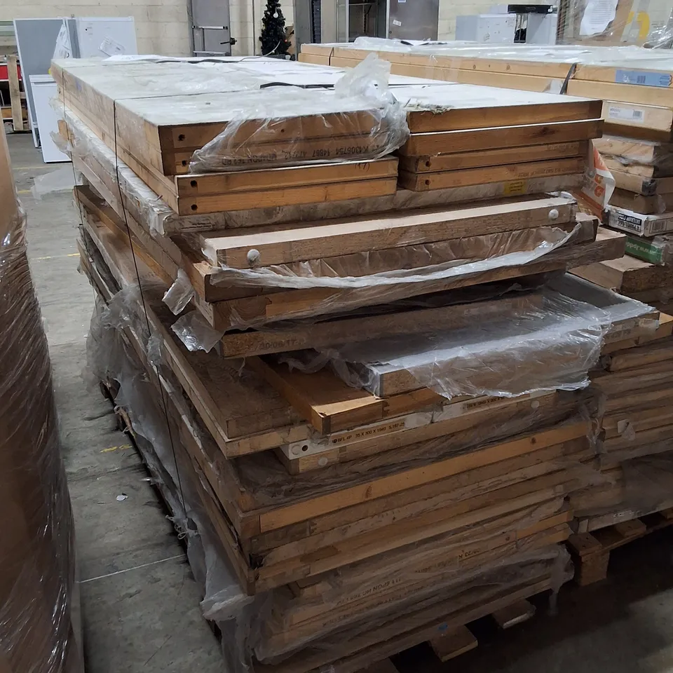 PALLET CONTAINING APPROXIMATELY 30 ASSORTED INTERNAL DOORS