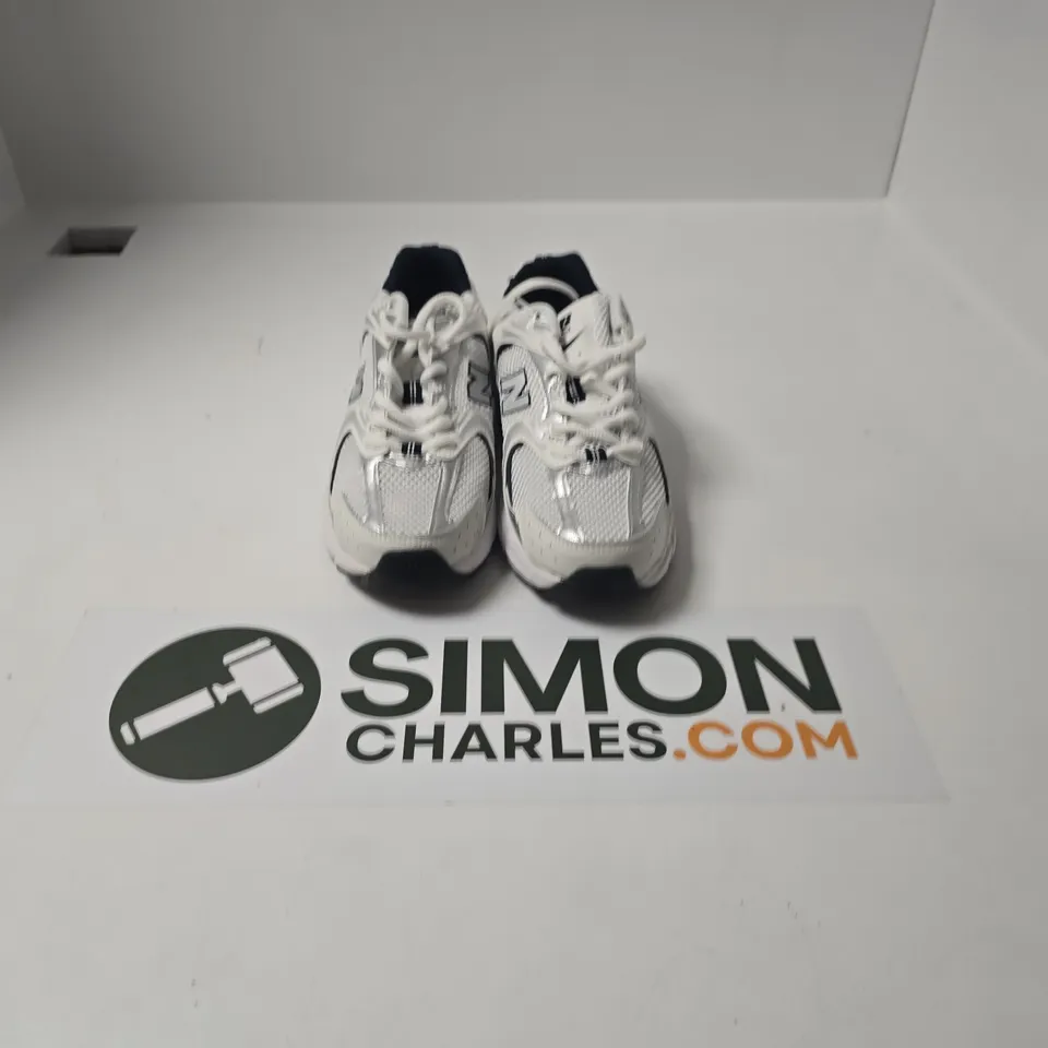 UNBOXED PAIR OF NEW BALANCE RUNNING 530 TRAINERS IN SILVER/WHITE - UK 5.5