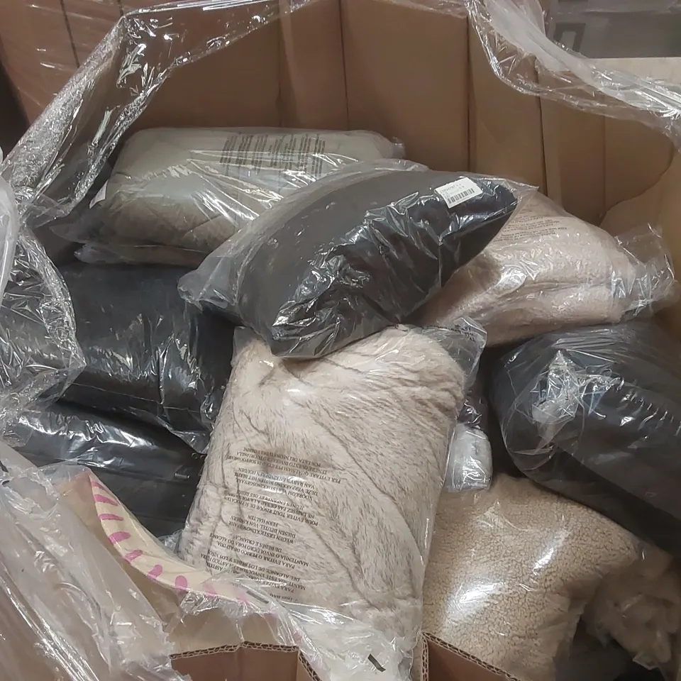 PALLET CONTAINING APPROXIMATELY 100x BRAND NEW ASSORTED DESIGNER CLOTHING ITEMS INCLUDING: JD WILLIAMS COAT, SIMPLY BE COAT, JULIPA COAT, JD WILLIAMS HAT ECT