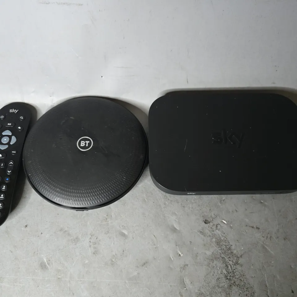 APPROXIMATELY 13 ASSORTED ITEMS TO INCLUDE - SKY ER115 HUB, BT HUB , SKY REMOTE ETC
