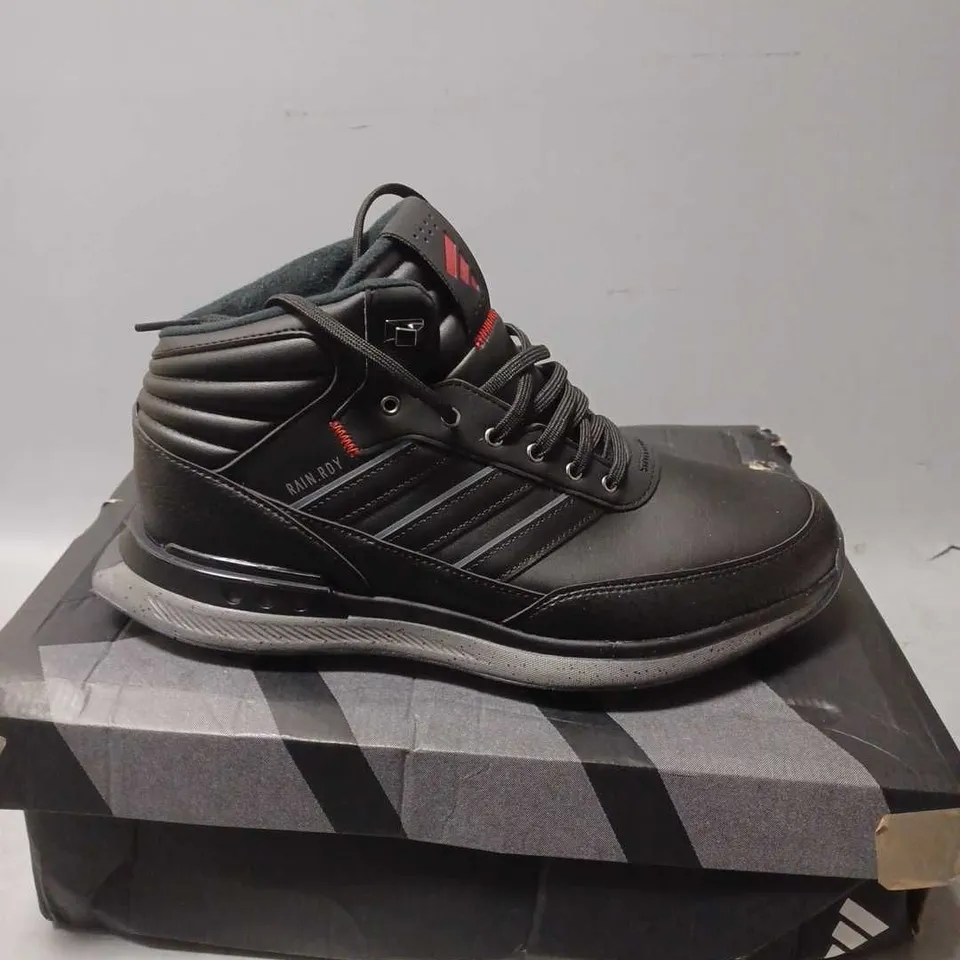 BOXED ADIDAS S2G RAIN RDY GOLF SHOES - UK 10