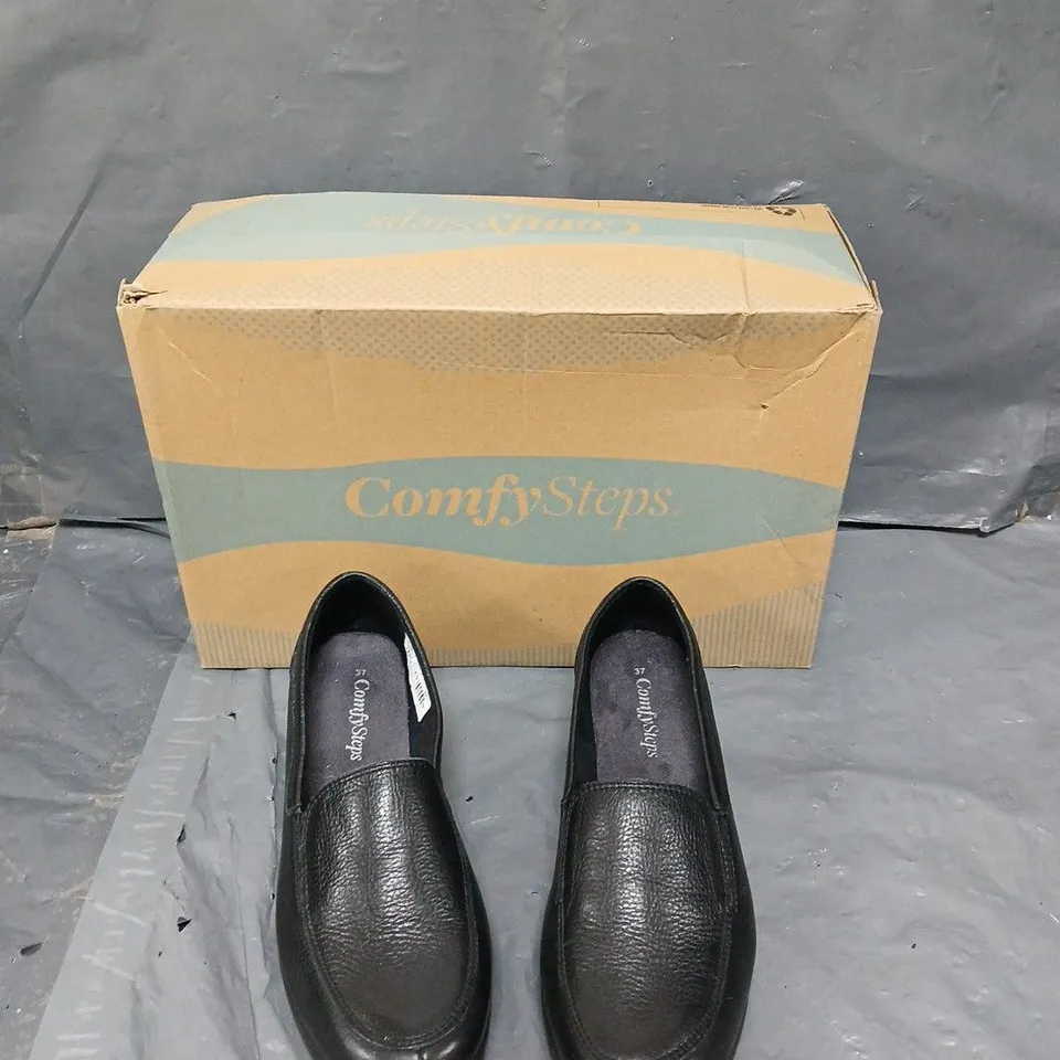 BOXED PAIR OF COMFYSTEP BLACK SLIP ONS SIZE 37