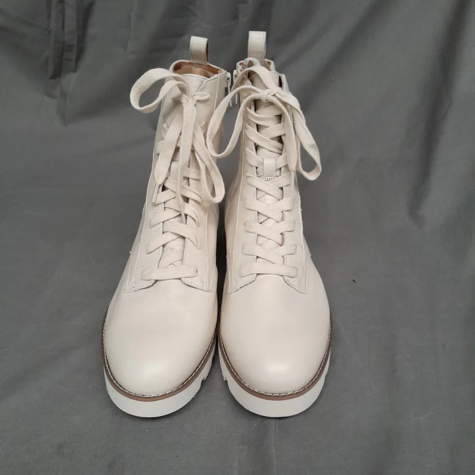 VIONIC LADIES CREAM LACE UP BOOTS SIZE 6.5
