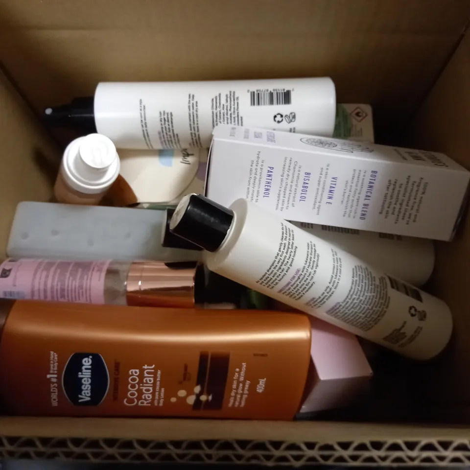 BOX OF APPROXIMATELY 20 ASSORTED COSMETICS TO INCLUDE VASELINE COCOA RADIANT, HAIR GROWTH SPRAY, CURLYBERRY SET ETC
