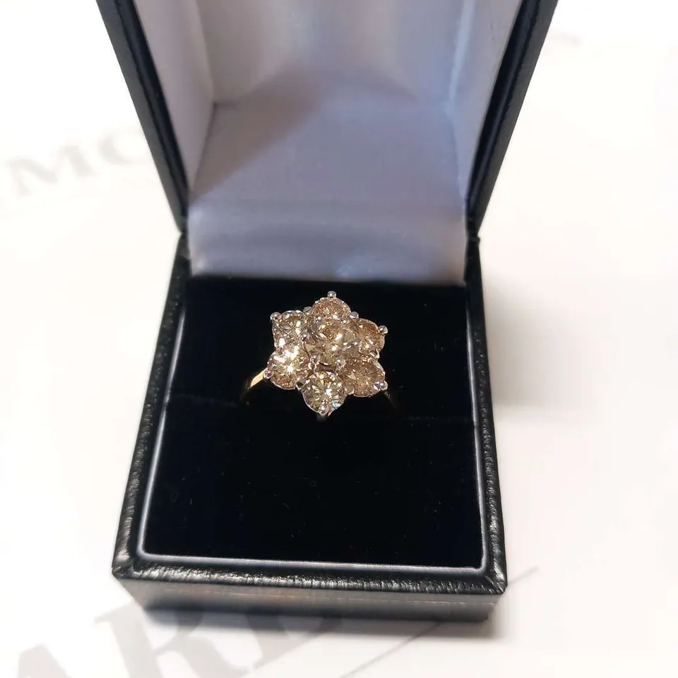 18CT GOLD 'DAISY' CLUSTER RING SET WITH NATURAL DIAMONDS WEIGHING +3.16CT