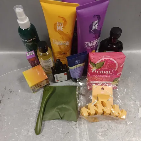 APPROXIMATELY 20 ASSORTED COSMETIC ITEMS TO INCLUDE - ESTRID RAZER - GIVE ME SHAMPOO - NATURE SPELL ROSEMARY OIL - ETC