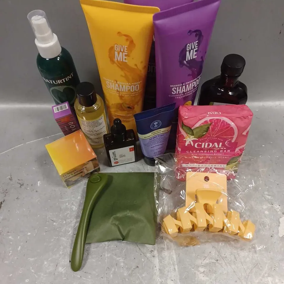 APPROXIMATELY 20 ASSORTED COSMETIC ITEMS TO INCLUDE - ESTRID RAZER - GIVE ME SHAMPOO - NATURE SPELL ROSEMARY OIL - ETC