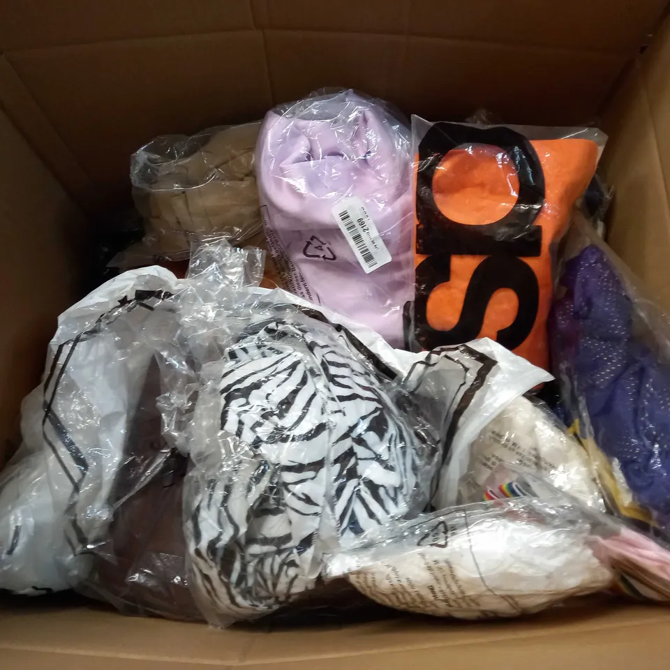 LOT OF APPROX 25 ASSORTED CLOTHING ITEMS VARYING IN SIZE/COLOUR/STYLE TO INCLUDE: TROUSERS, TOPS, DRESSES