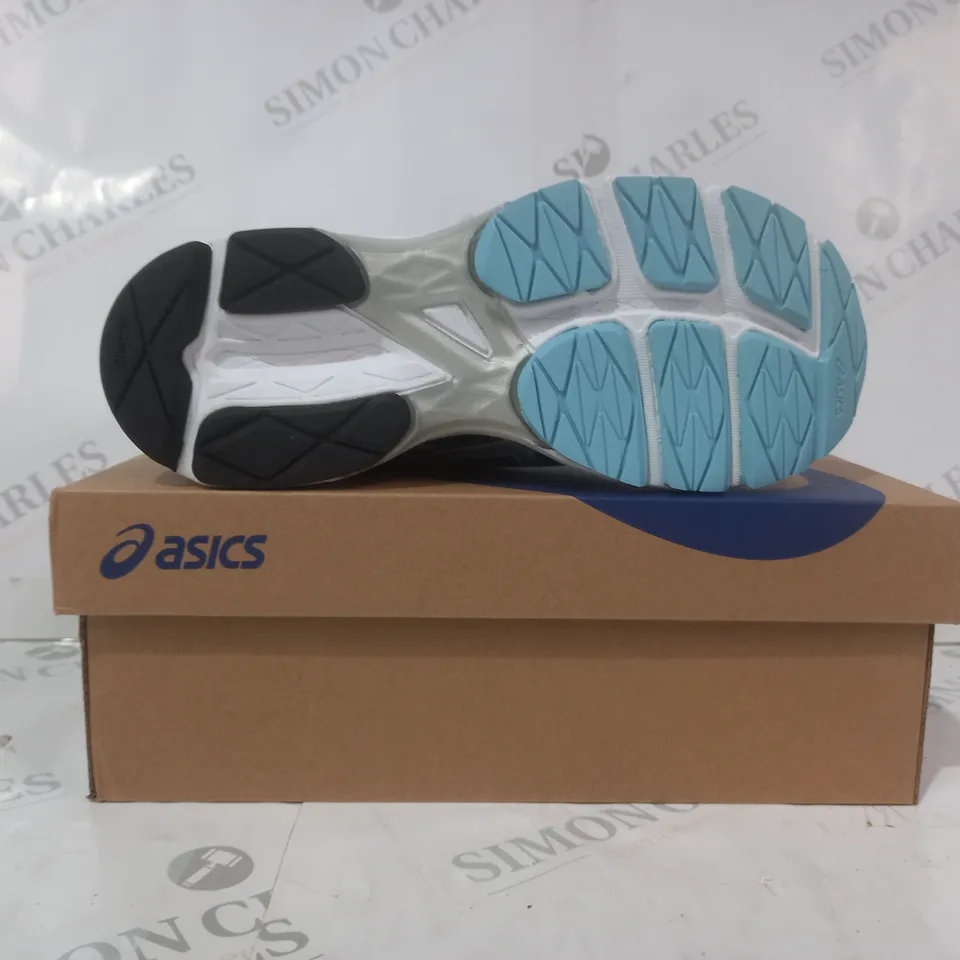 BOXED PAIR OF ASICS GEL-PHOENIX 10 TRAINERS IN BLACK/METALLIC SILVER/CYAN UK SIZE 5