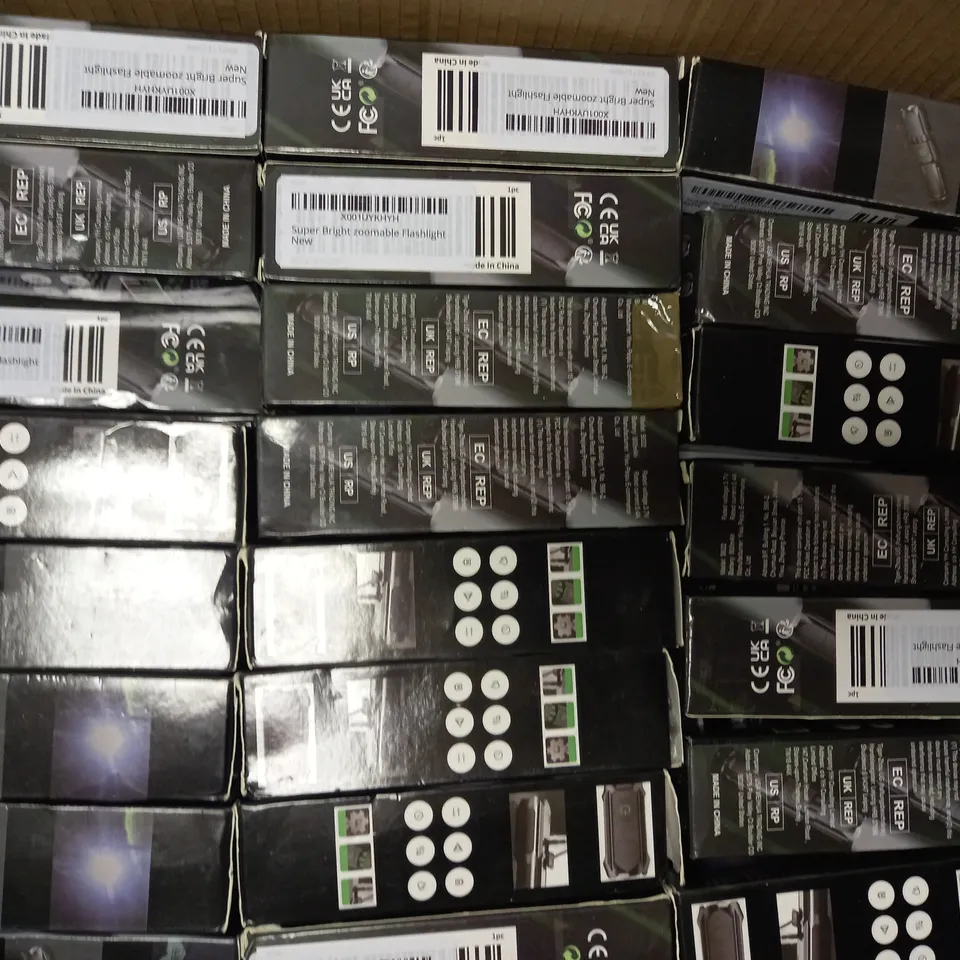BOX OF APPROXIMATELY 30 SUPER BRIGHT ZOOMABLE FLASHLIGHTS